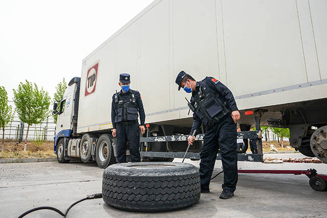 內蒙古二連邊檢站：移民管理警察查獲走私馬腸衣80包