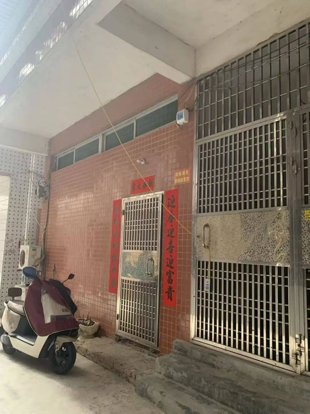 梁某故意傷害拒付醫藥費，李某卿轉移財產逃避執行，房產被查封