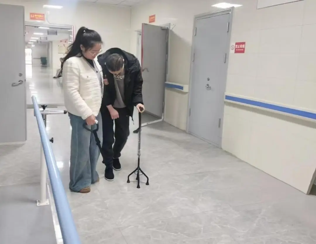 16歲少年無證駕車撞倒23歲研究生，致其顱腦損傷心智如幼童