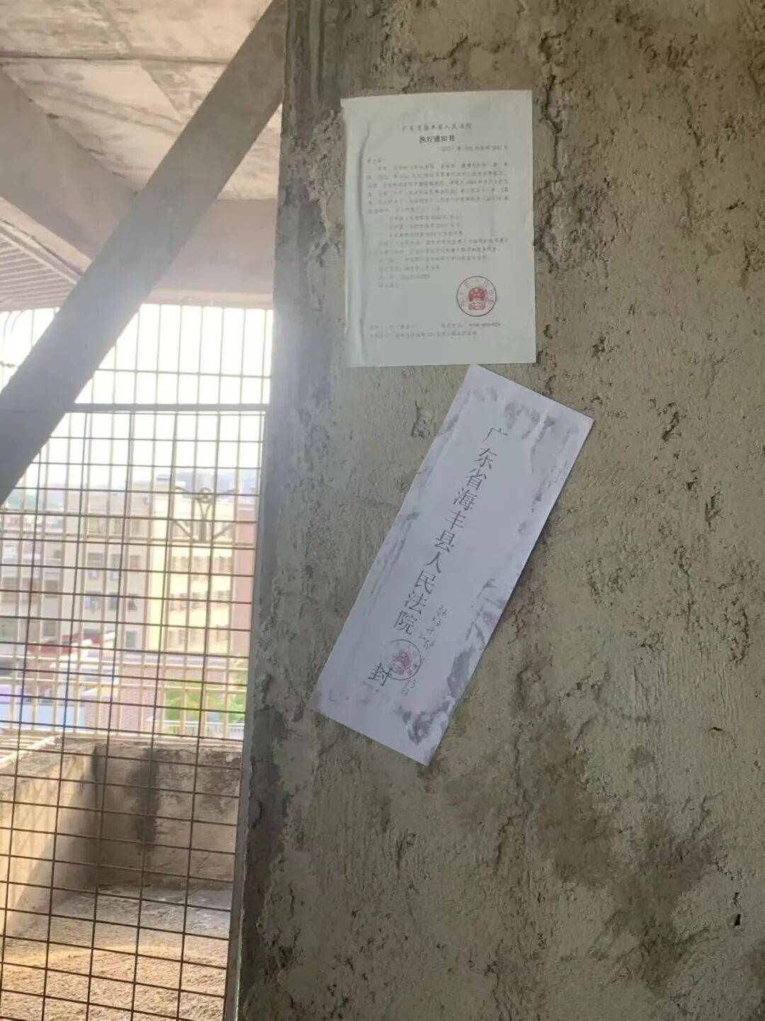 梁某故意傷害拒付醫藥費，李某卿轉移財產逃避執行，房產被查封
