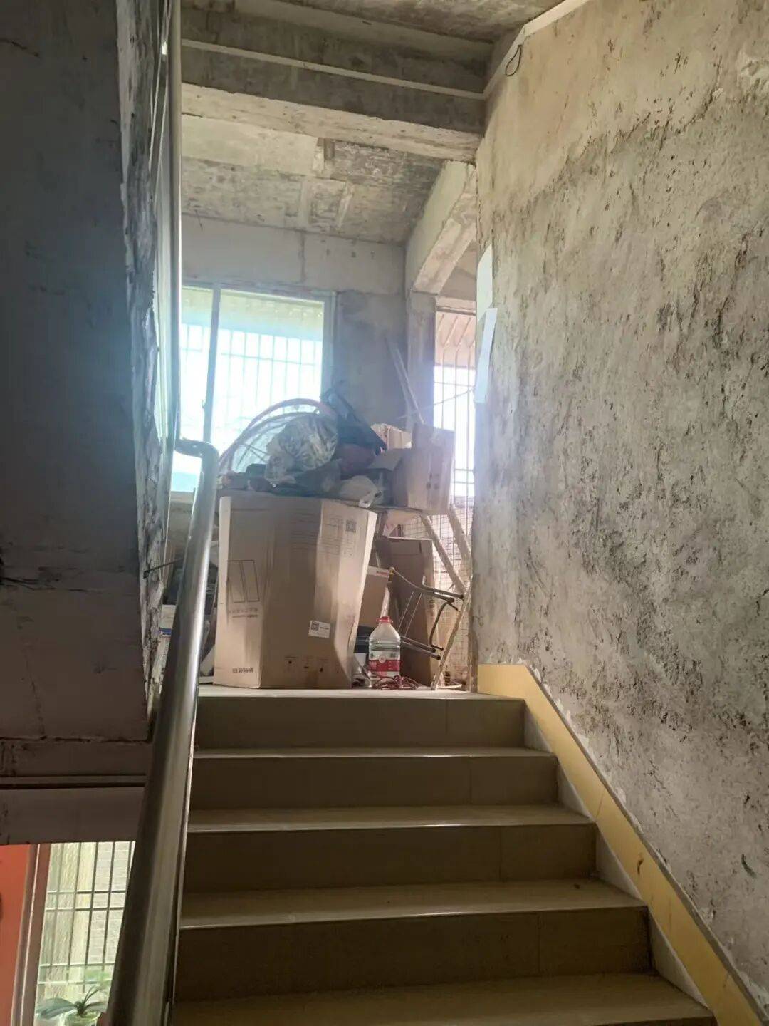 梁某故意傷害拒付醫藥費，李某卿轉移財產逃避執行，房產被查封