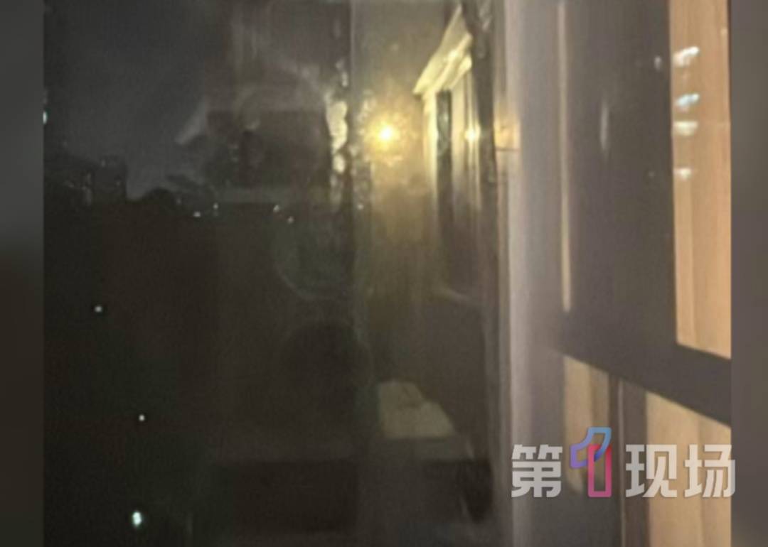 鄰里因空調結怨半年，為取證私裝監控，致高二學生日夜緊閉窗簾隱私全無