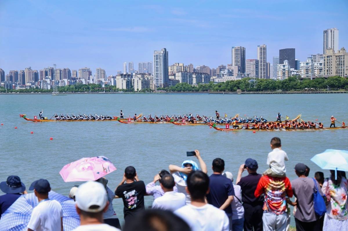 外國留學生南湖競渡，大學之城龍舟賽掀起“國際範”浪花