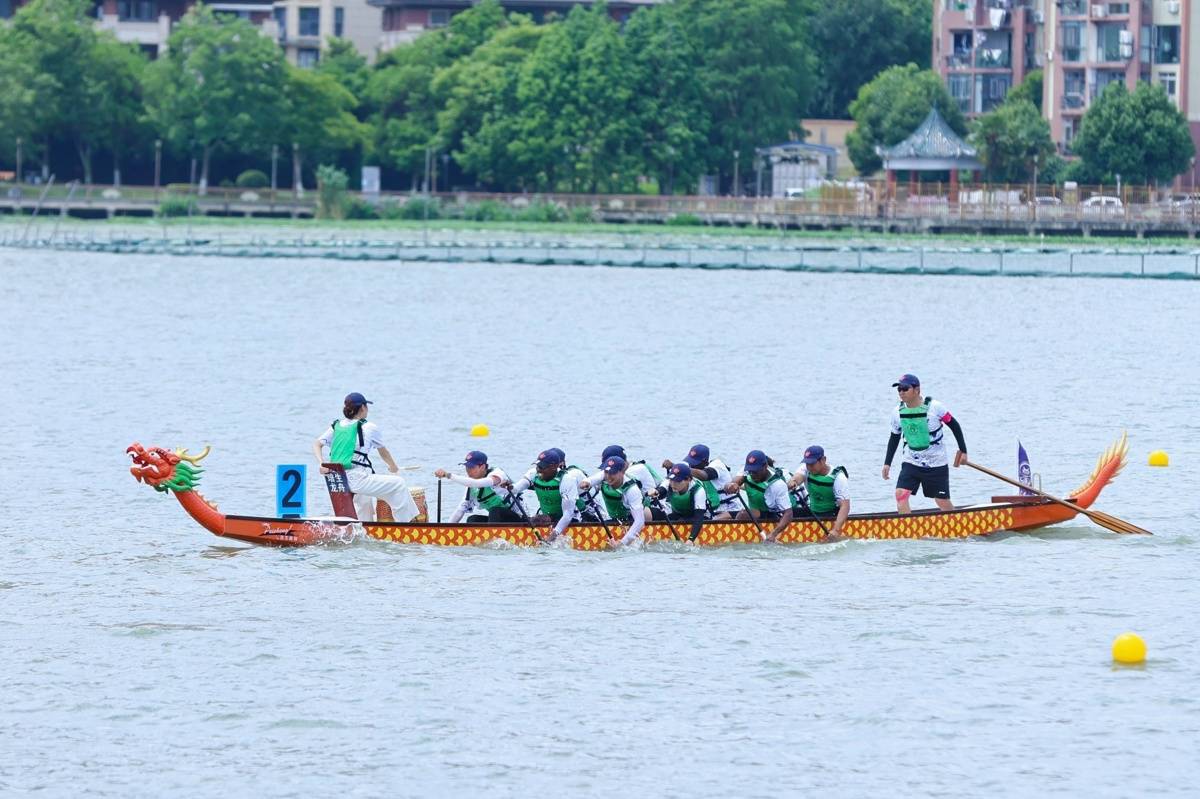 外國留學生南湖競渡，大學之城龍舟賽掀起“國際範”浪花