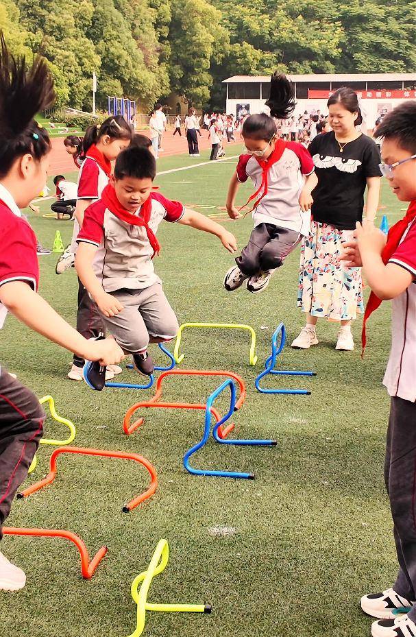 小器材搭出N個體能遊戲，大課間小學生滿頭汗