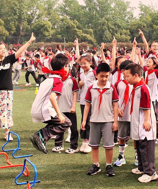 小器材搭出N個體能遊戲，大課間小學生滿頭汗