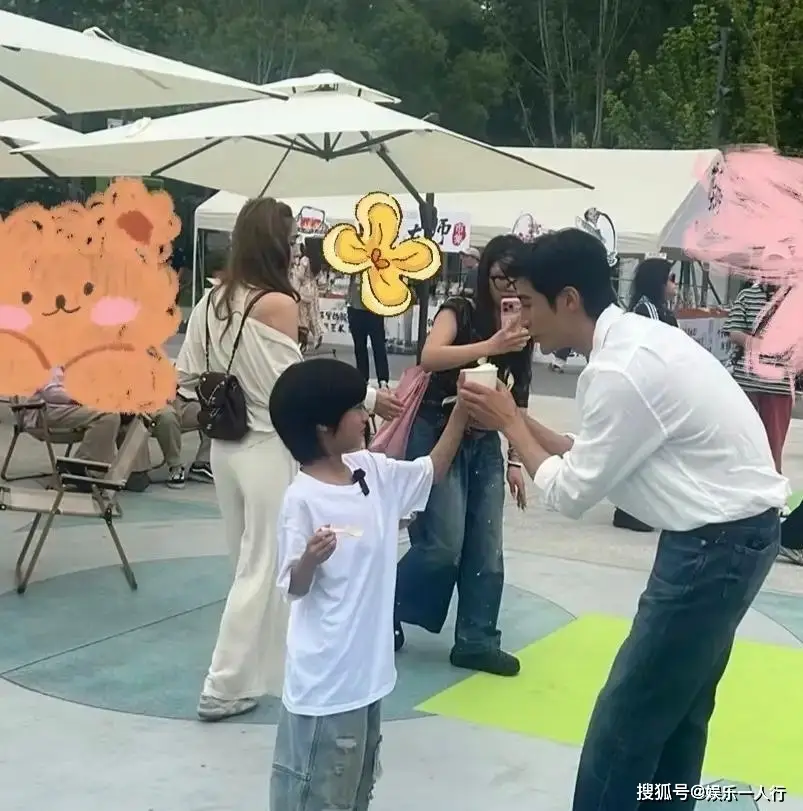 原創姜潮麥迪娜帶娃逛美食街被偶遇！女兒神似媽媽，兒子帥氣隨爹，基因太強大