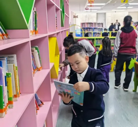 哈市香坊區圖書館巴尼之家分館小朋友走進黑龍江省圖書館