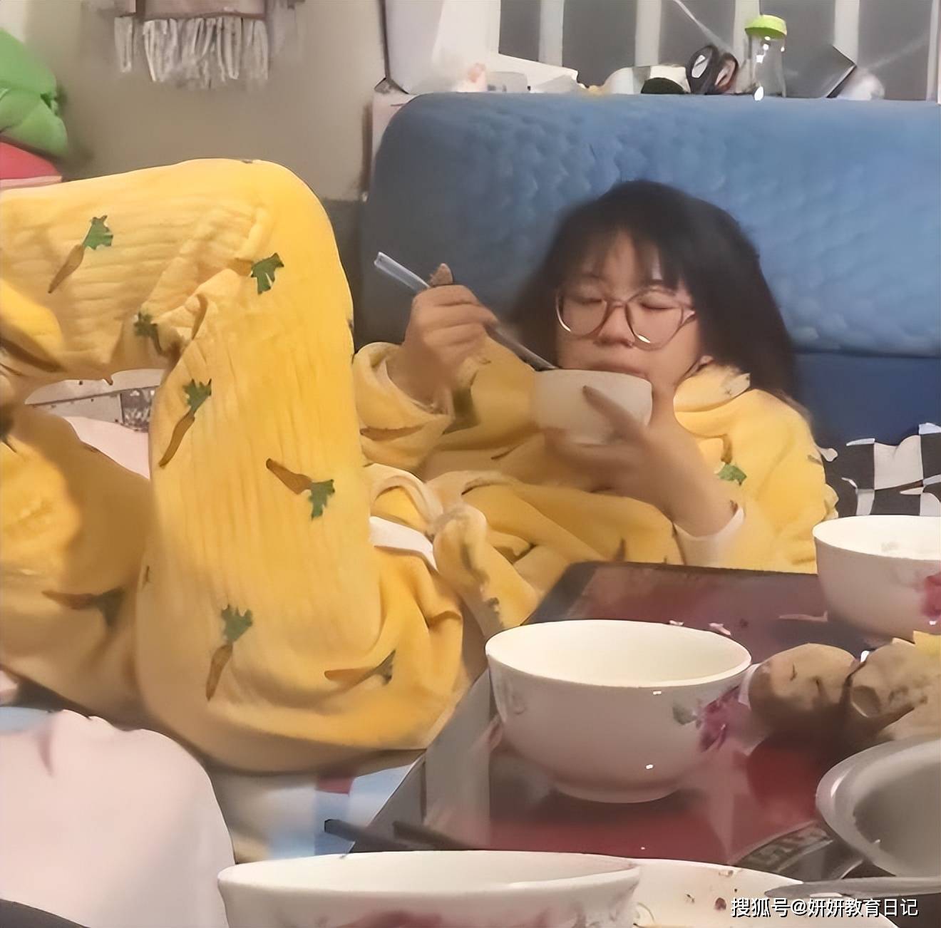 原創“這種家長真孝順”，大學女兒躺著被餵飯，難怪有些人天天想家
