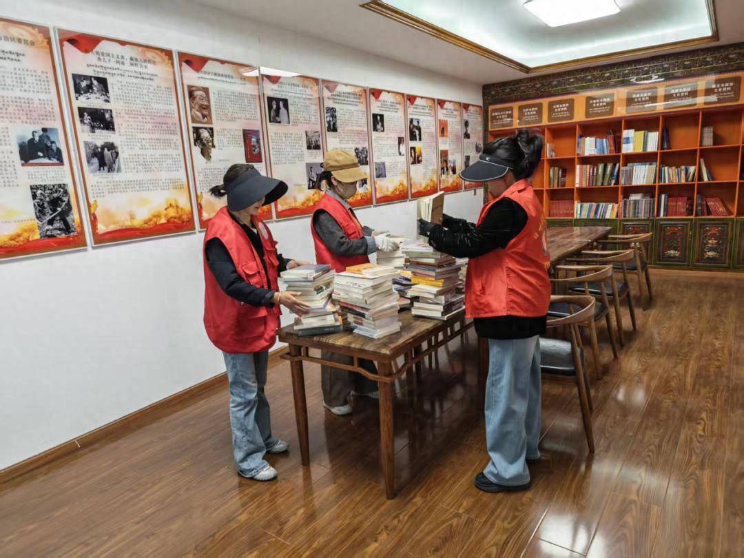 西藏日喀則市圖書館走進政協機關分館開展發放流動圖書志願服務