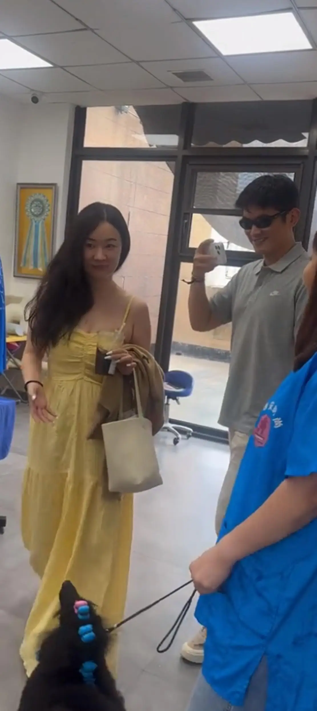 原創45歲霍思燕近況曝光！學寵物美容太用心，杜江拎肉夾饃緊跟身後
