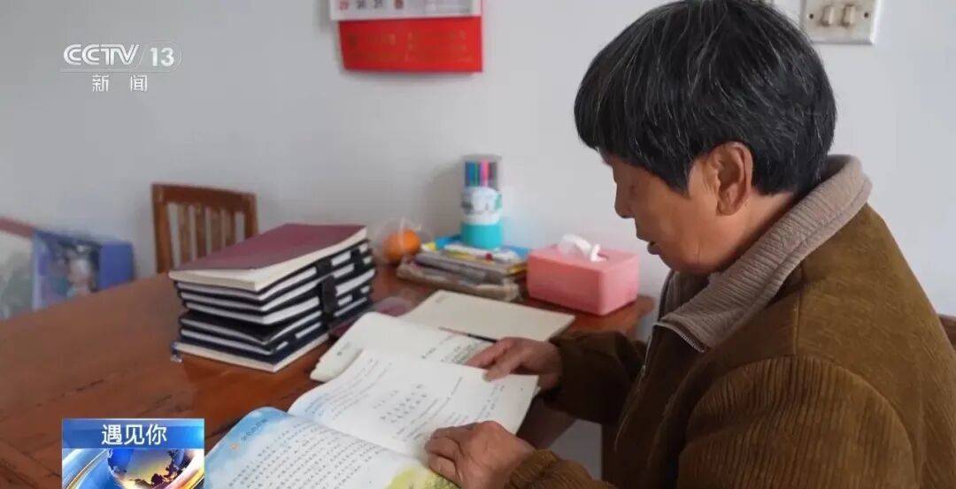 “我連名字都不會寫，要向小學生請教”