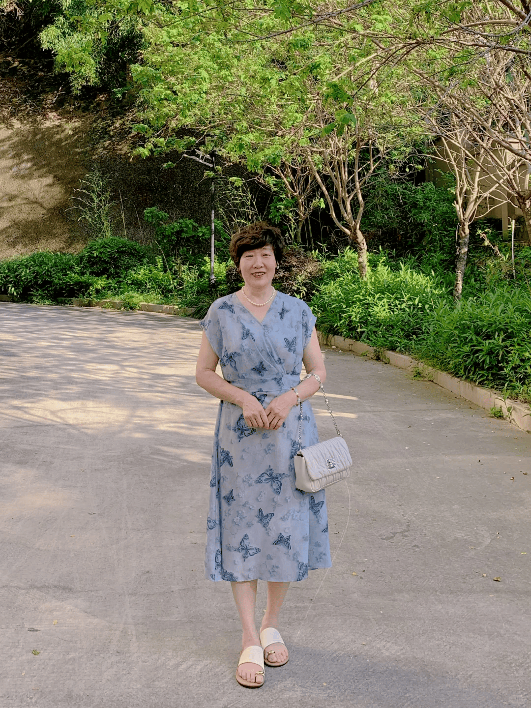 原創夏季“碎花裙”別亂穿！大齡女性避開兩點，優雅耐看不顯土