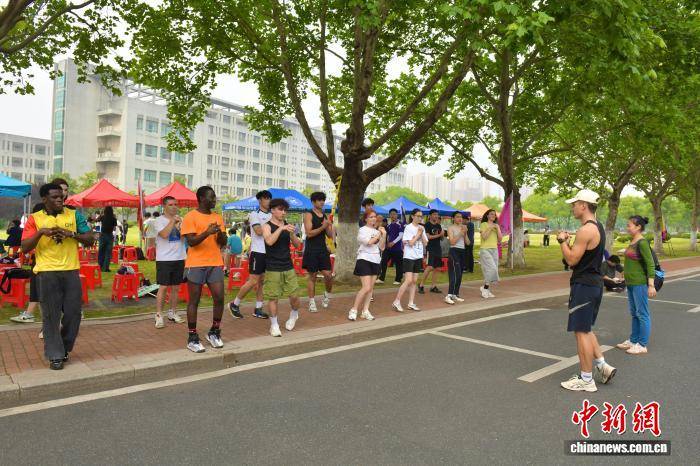 安徽合肥：留學生揮槳角逐龍舟賽