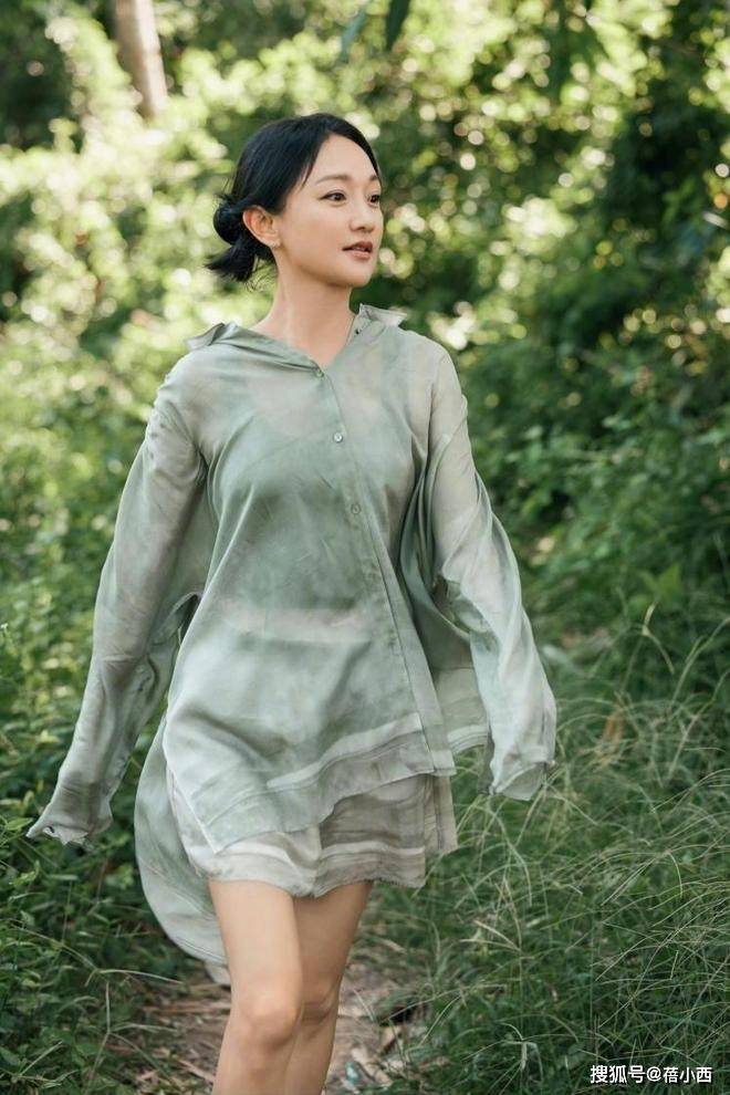 原創“周迅”穿出了40+女性想要的小性感，鏤空上衣+闊腿褲，時髦高階