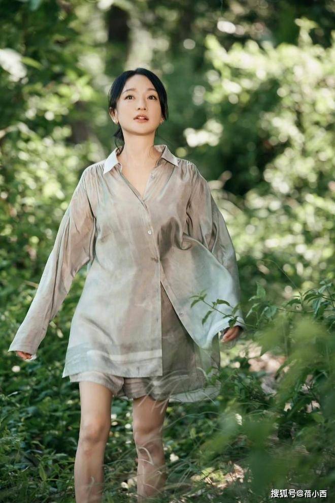 原創“周迅”穿出了40+女性想要的小性感，鏤空上衣+闊腿褲，時髦高階