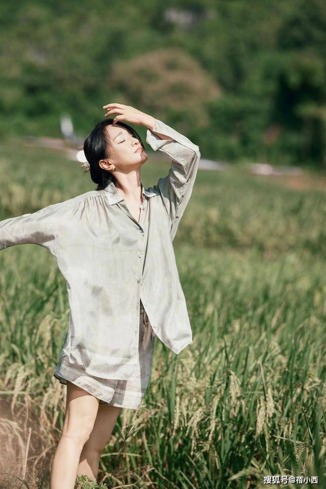 原創“周迅”穿出了40+女性想要的小性感，鏤空上衣+闊腿褲，時髦高階