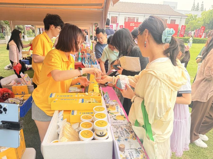 文創之夜搬進復旦大學草坪，大學生為玉環文旦設計“三小旦”