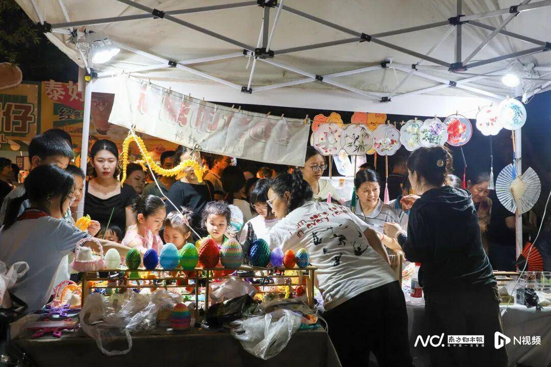 東莞橋頭蓮湖邊上，一連十天全是美食攤！