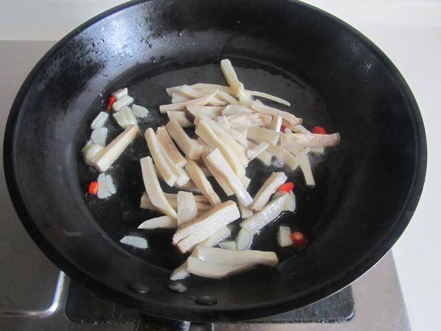 入夏後久坐的女性多吃這3道“催屎菜”，腸道通了肚子平了腰細了
