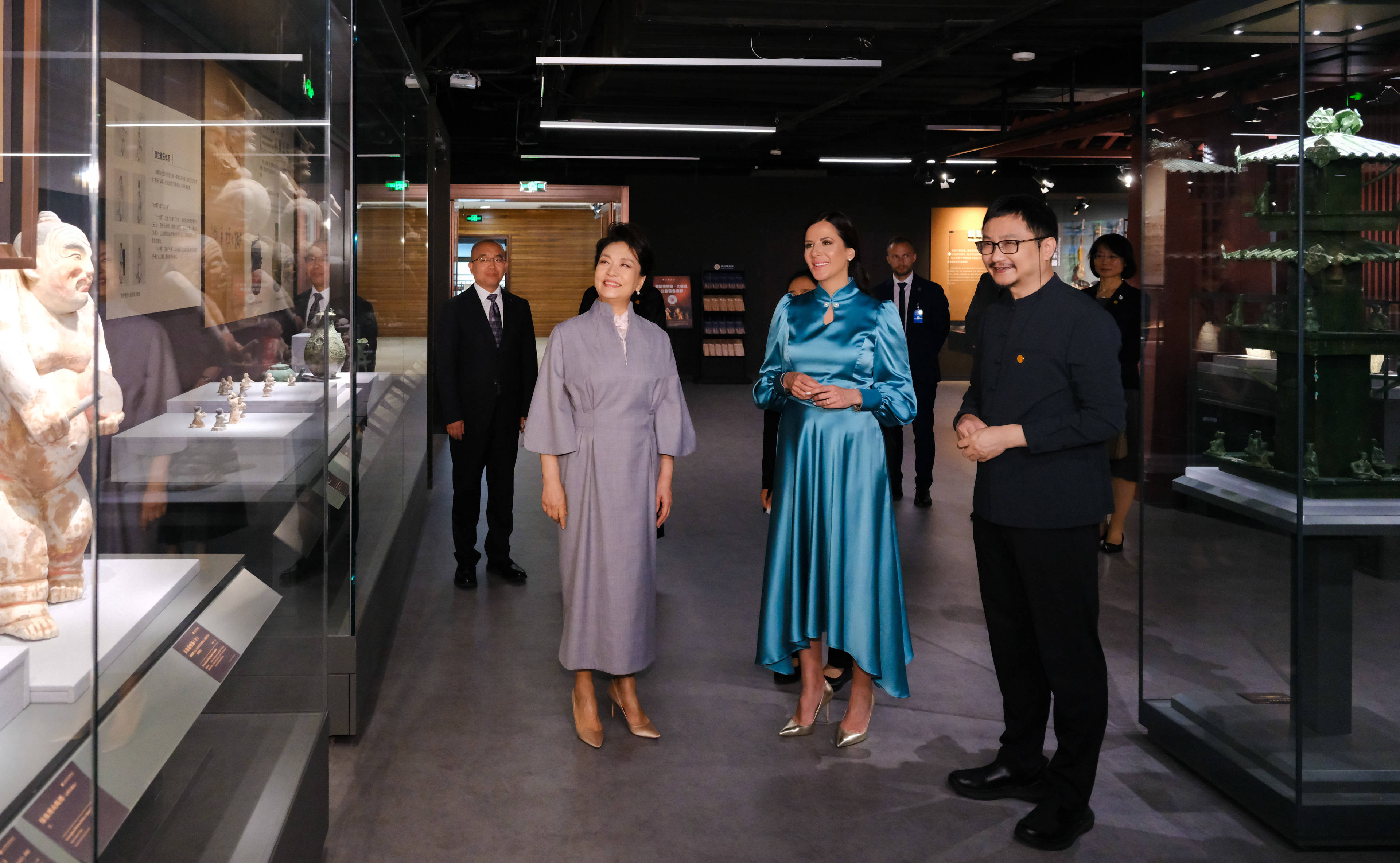 彭麗媛同塞爾維亞總統夫人塔瑪拉參觀北京舞蹈學院
