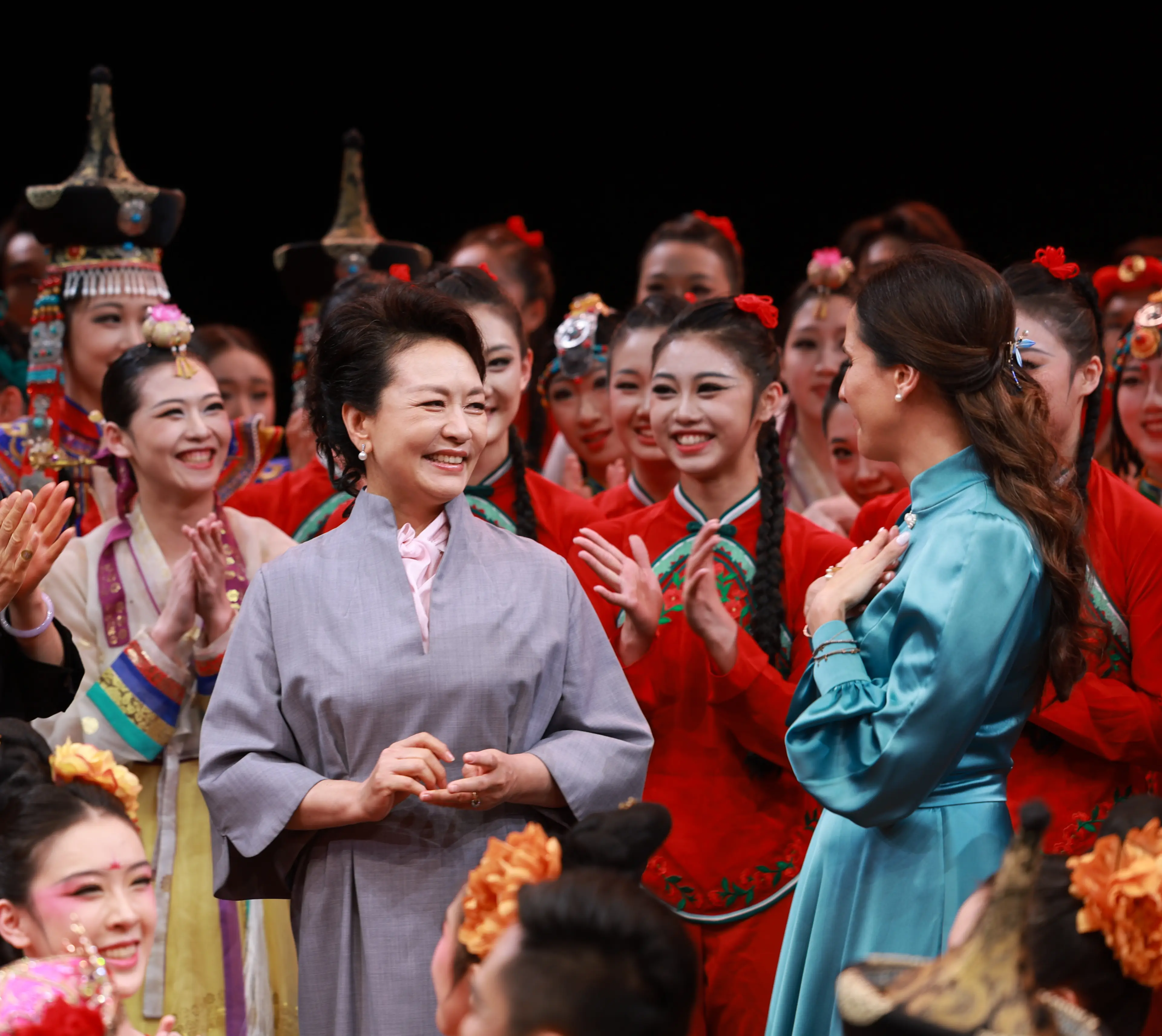 彭麗媛同塞爾維亞總統夫人塔瑪拉參觀北京舞蹈學院