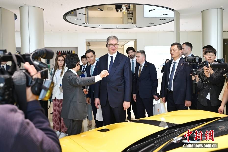 武契奇參觀小米汽車工廠
