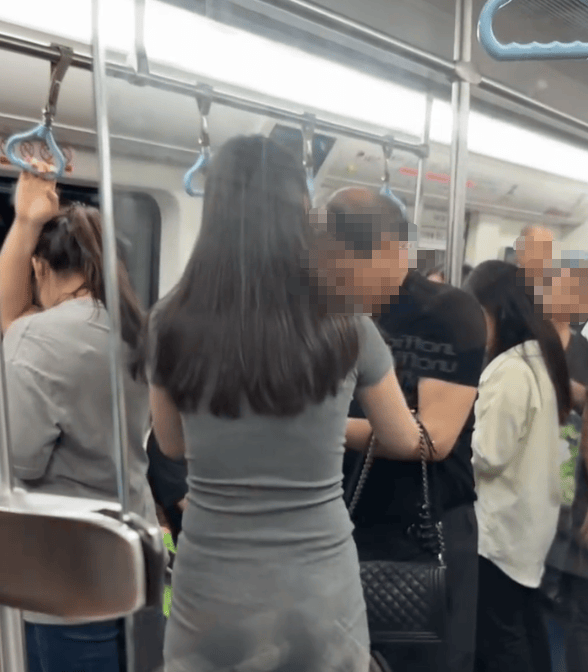 西安地鐵上一大爺被指偷拍年輕女性，當事女子要求當面刪影片，警方已介入調查
