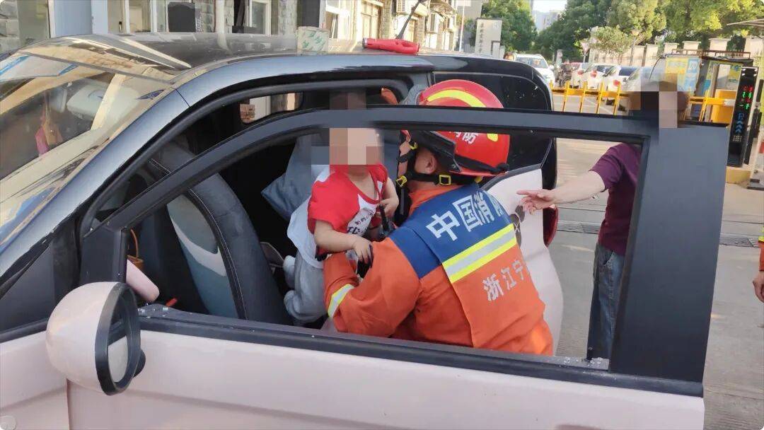 媽媽取快遞，男孩誤觸按鍵被反鎖車內……一組實驗讓家長直呼後怕
