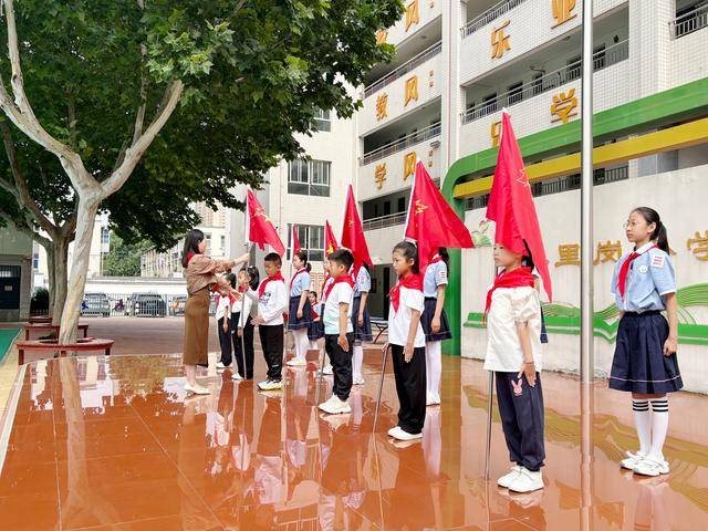高舉隊旗跟黨走 ——二里崗小學舉行少先隊新隊員入隊儀式