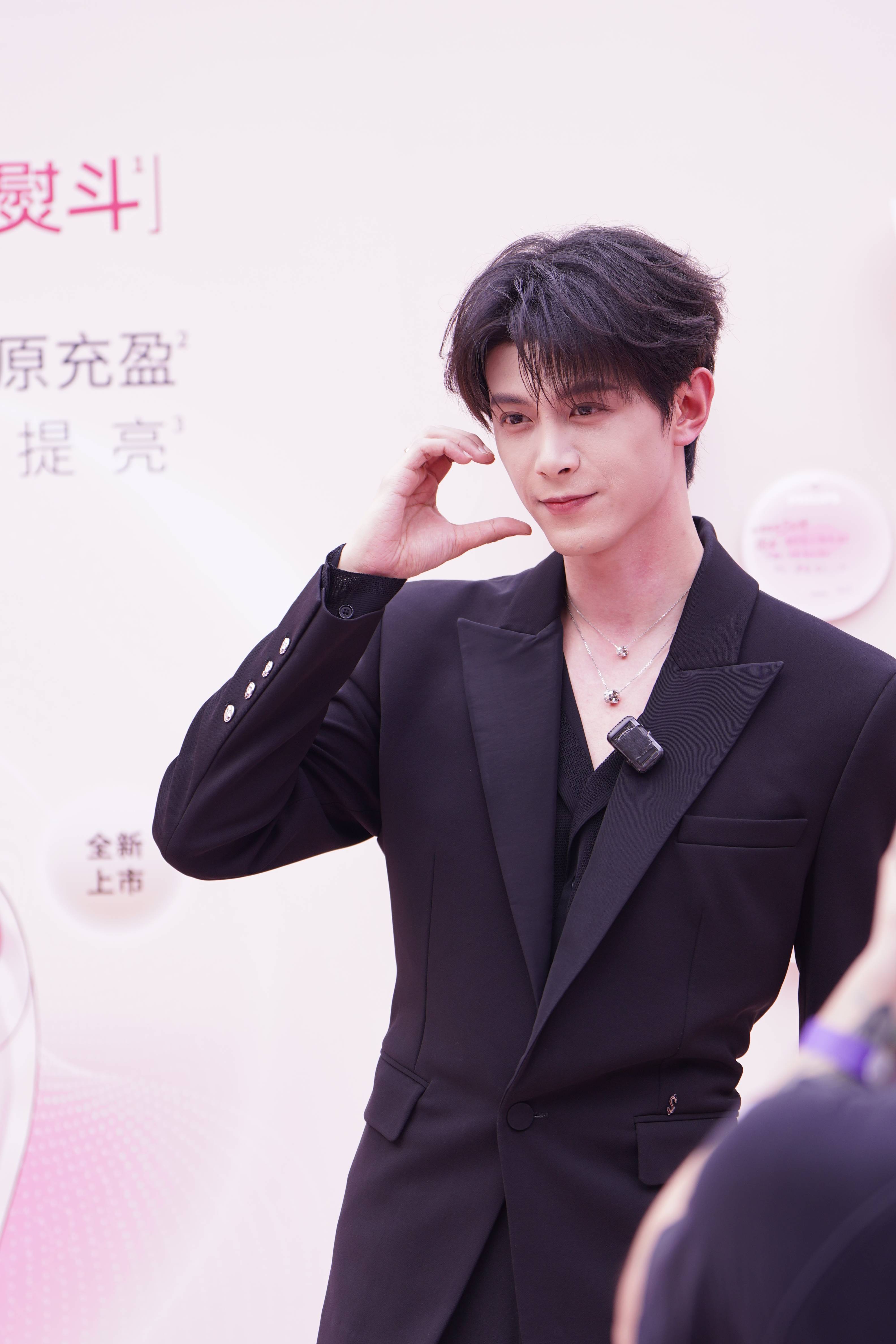 鄧凱黑西裝LOOK紳士俊朗 暢聊美容護理心得