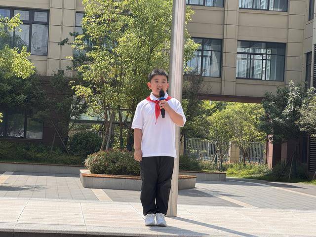 鄭州市管城回族區紫荊山南路小學舉行一年級新隊員入隊儀式