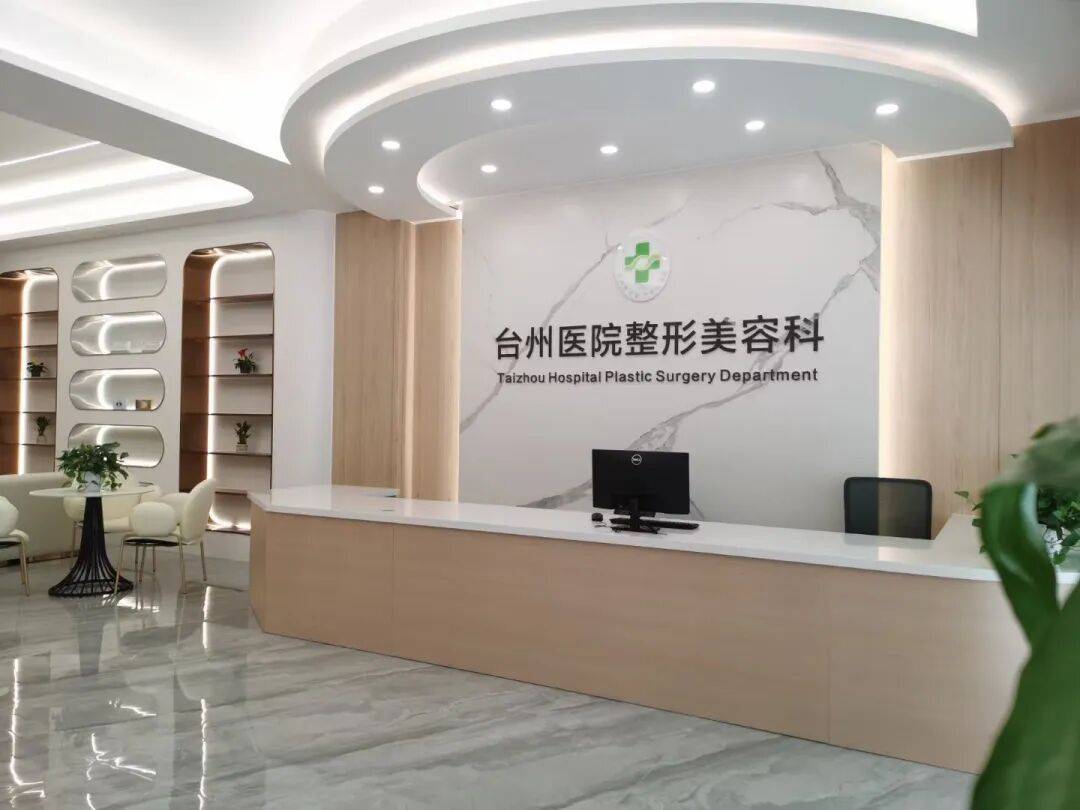浙江一老闆覺得“指縫寬漏財” ，竟去美容院往手指裡打玻尿酸！結果差點截肢…