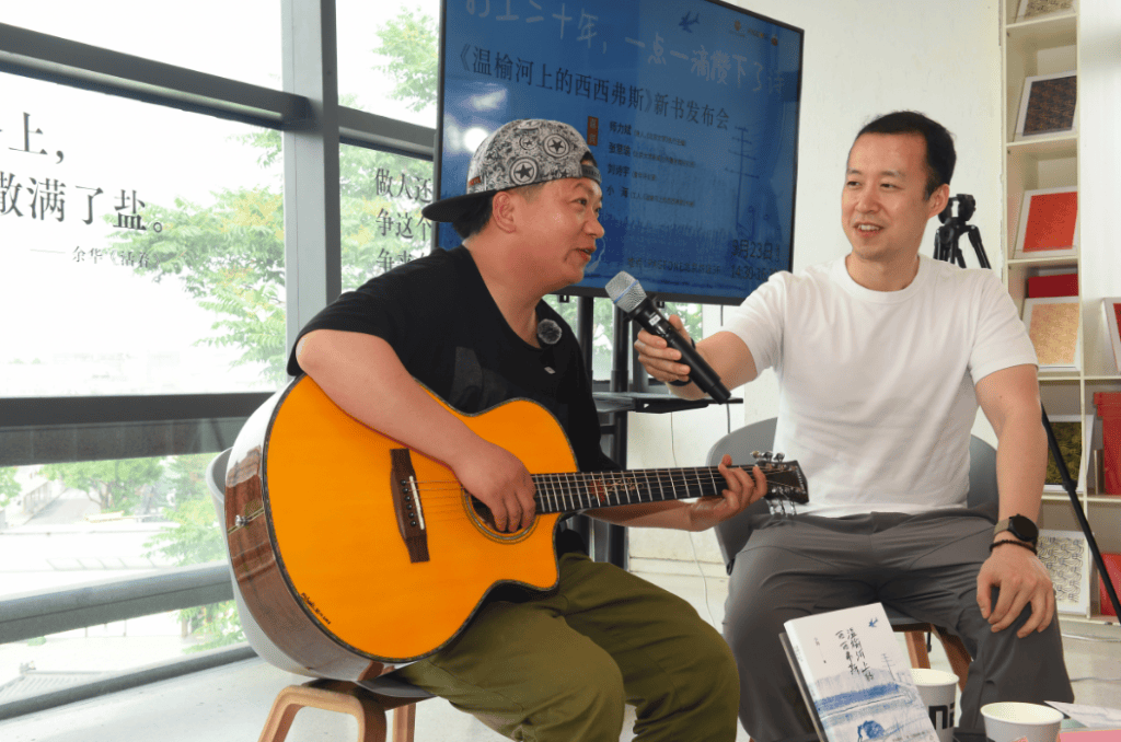 素人詩人小海：打工二十年，像攢錢一樣一點一滴攢下詩歌