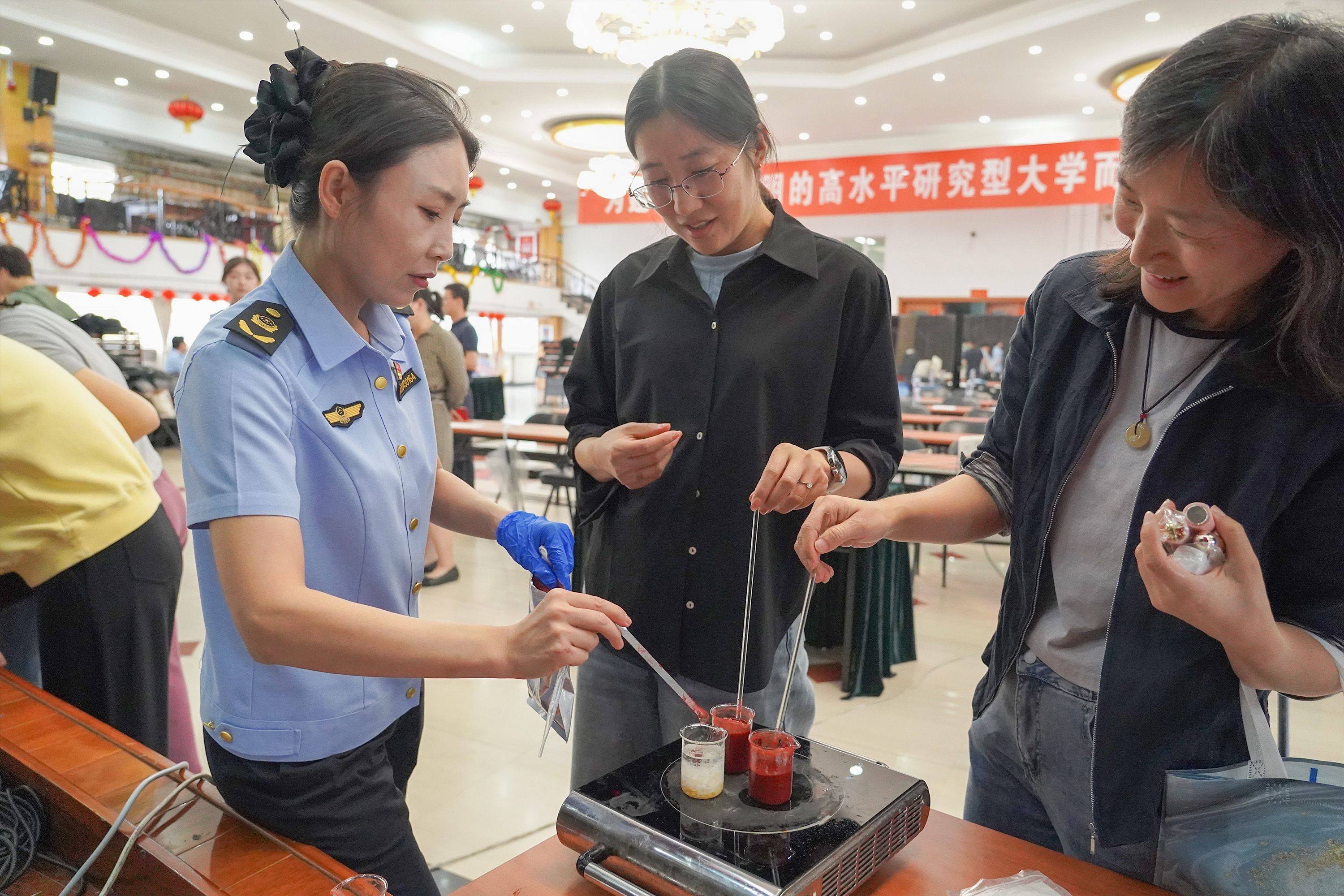 一邊做口紅一邊學法規，海淀“化妝品課”開進大學課堂