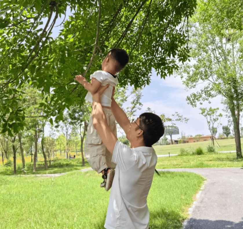 原創今天，我沒催兒子寫作業，而是帶他去看了半小時螞蟻搬家