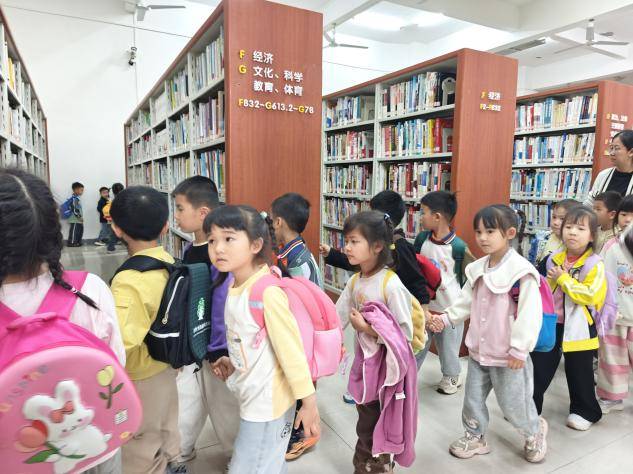 春風閱美好，書香伴成長——尋烏縣新東幼兒園中班幼兒走進圖書館實踐活動