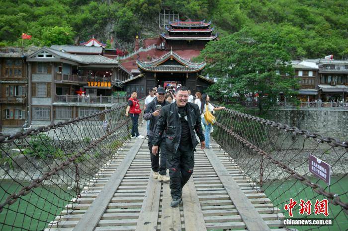 四川瀘定遊人如織 紅色旅遊熱度持續攀升