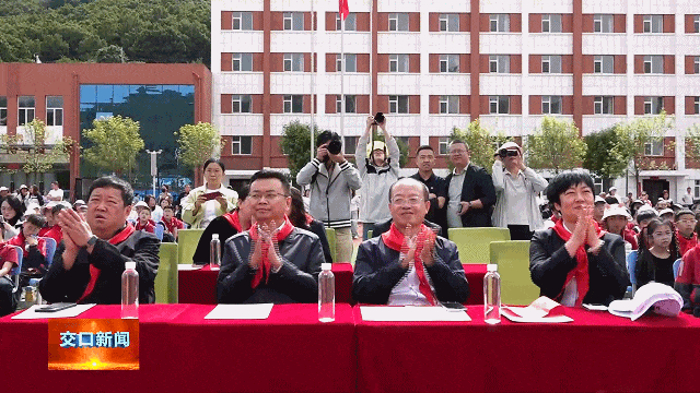 交口：楊昆出席呂梁上海實驗小學慶“六一”活動