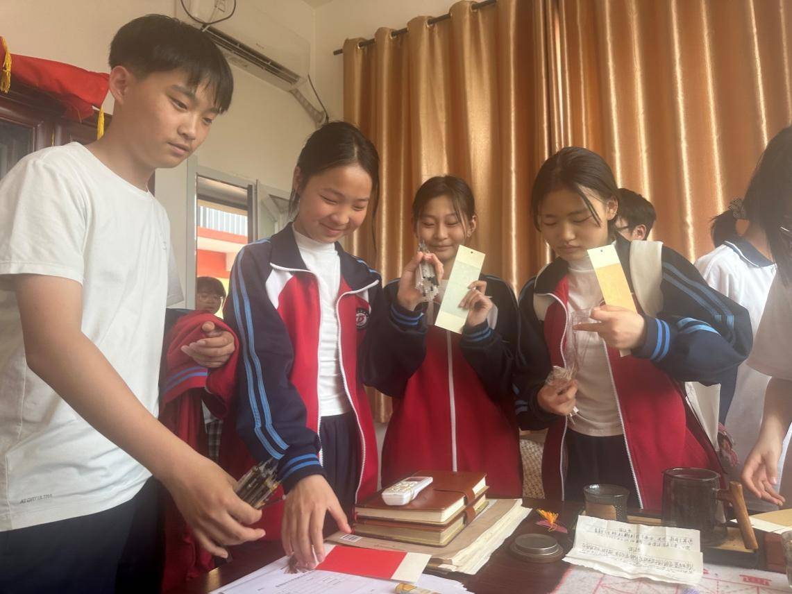 這個中學校長 為何花式鼓勵孩子們積攢“舊筆芯”？