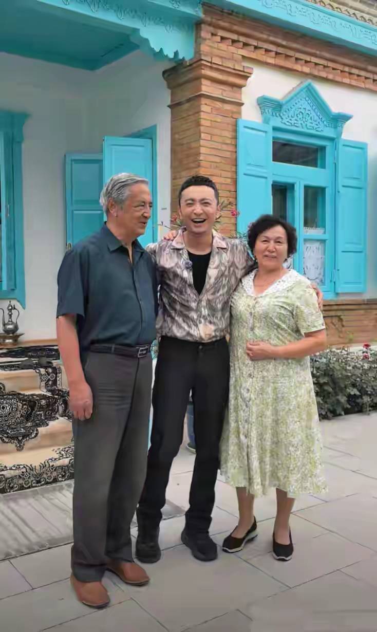 原創尼格買提回新疆“過年”，穿棗紅色T恤清爽低調，老家裝修豪華像宮殿