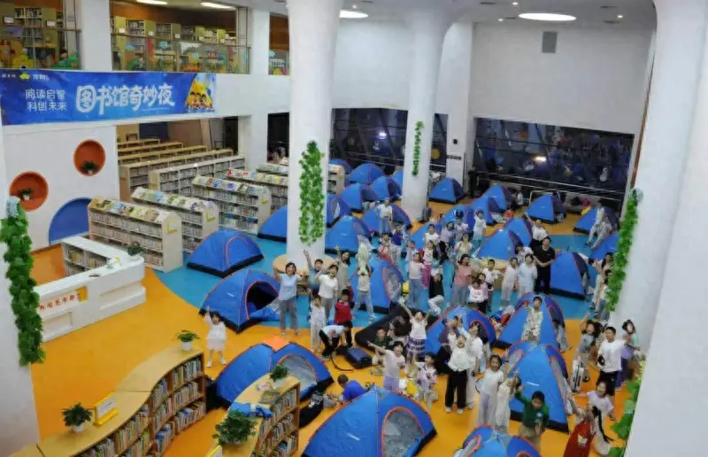 原創夜宿書香 長沙圖書館“閱讀+科技”點燃少年科創夢