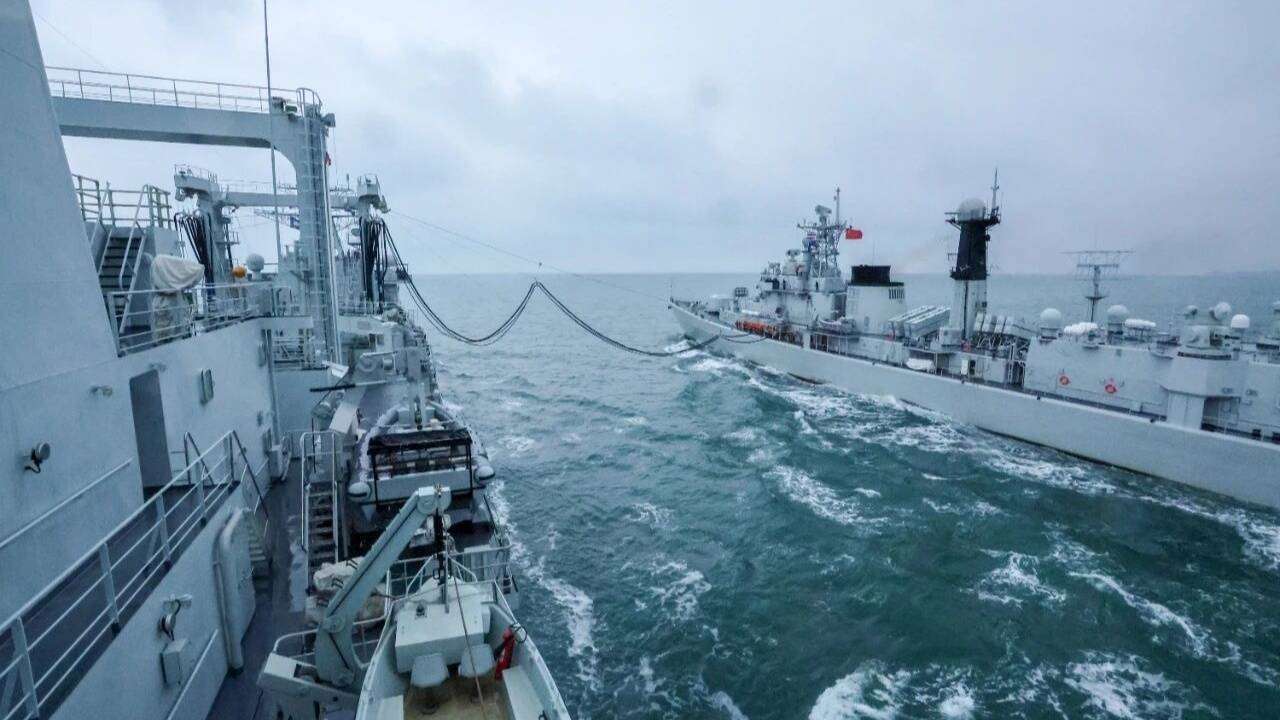 原創黃海驚現海上'快遞站'！海軍複雜海況精準對接錘鍊硬實力