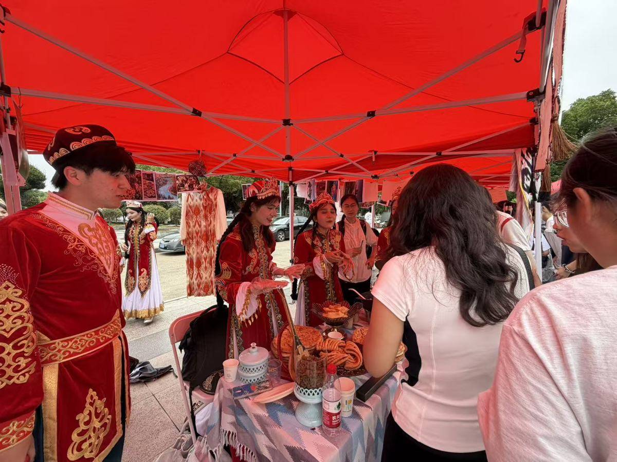 艾餈粑、手抓飯、民族舞蹈……湖北中醫藥大學這場中華文化交流節各民族同學玩到一起、吃成一家