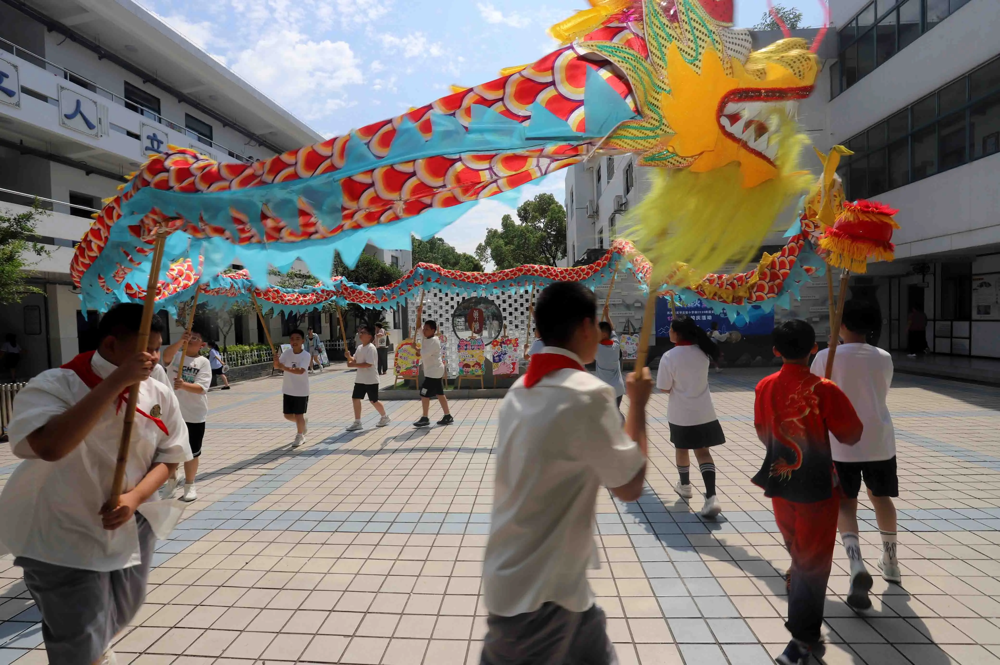 昇平實驗小學校充滿活力的舞龍表演歡慶“六一”國際兒童節的到來