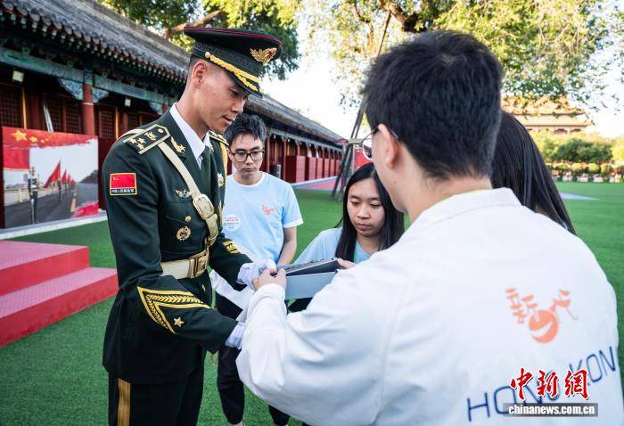 香港大學生升旗隊訪京：觀禮天安門升旗 與北航學子共話家國情