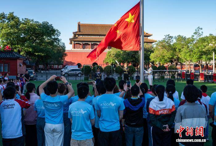 香港大學生升旗隊訪京：觀禮天安門升旗 與北航學子共話家國情