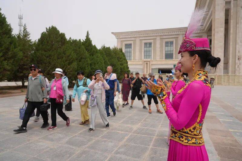 旅遊興疆！2026年首趟“京和號”旅遊專列開進和田