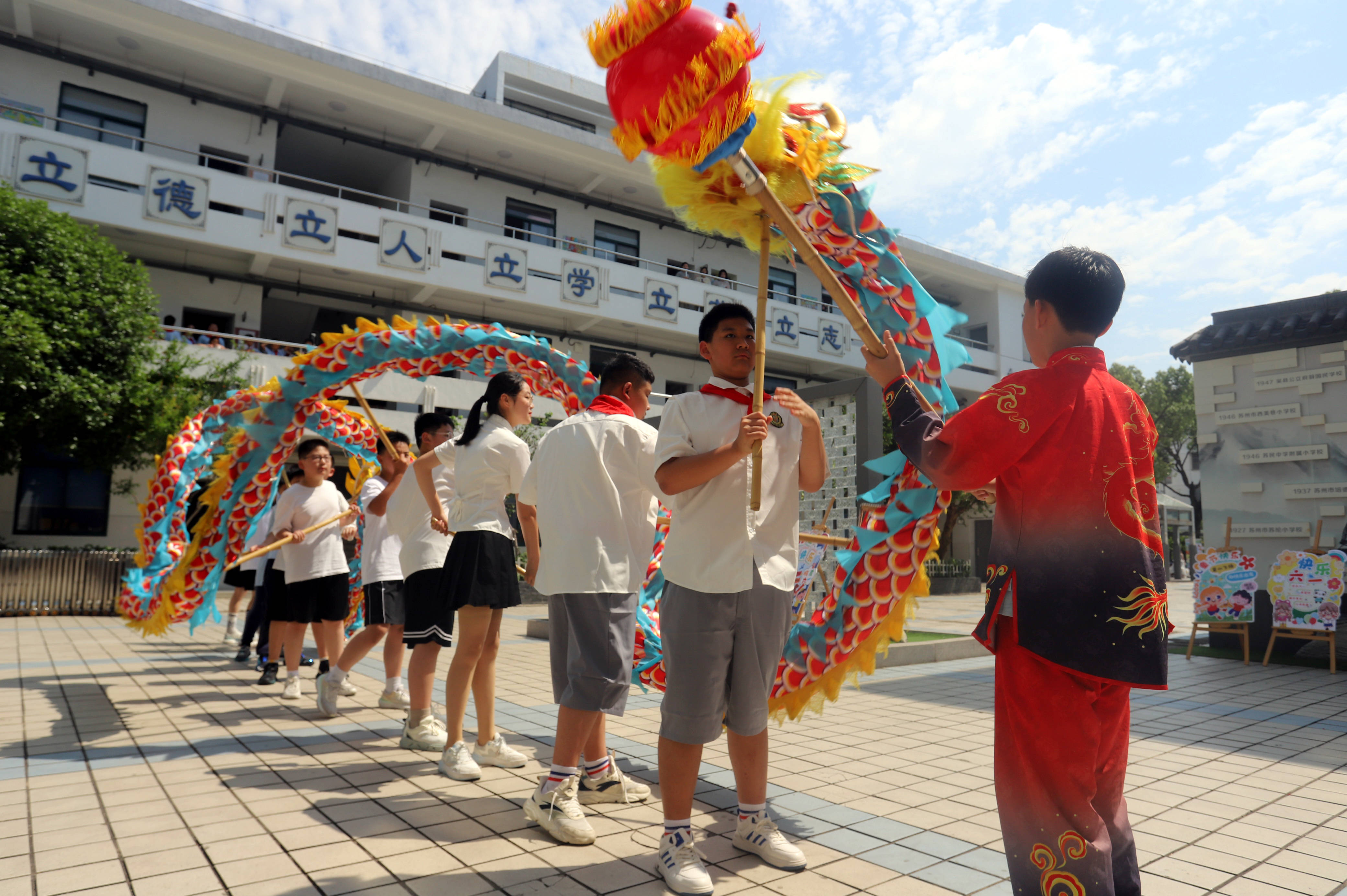 昇平實驗小學校充滿活力的舞龍表演歡慶“六一”國際兒童節的到來