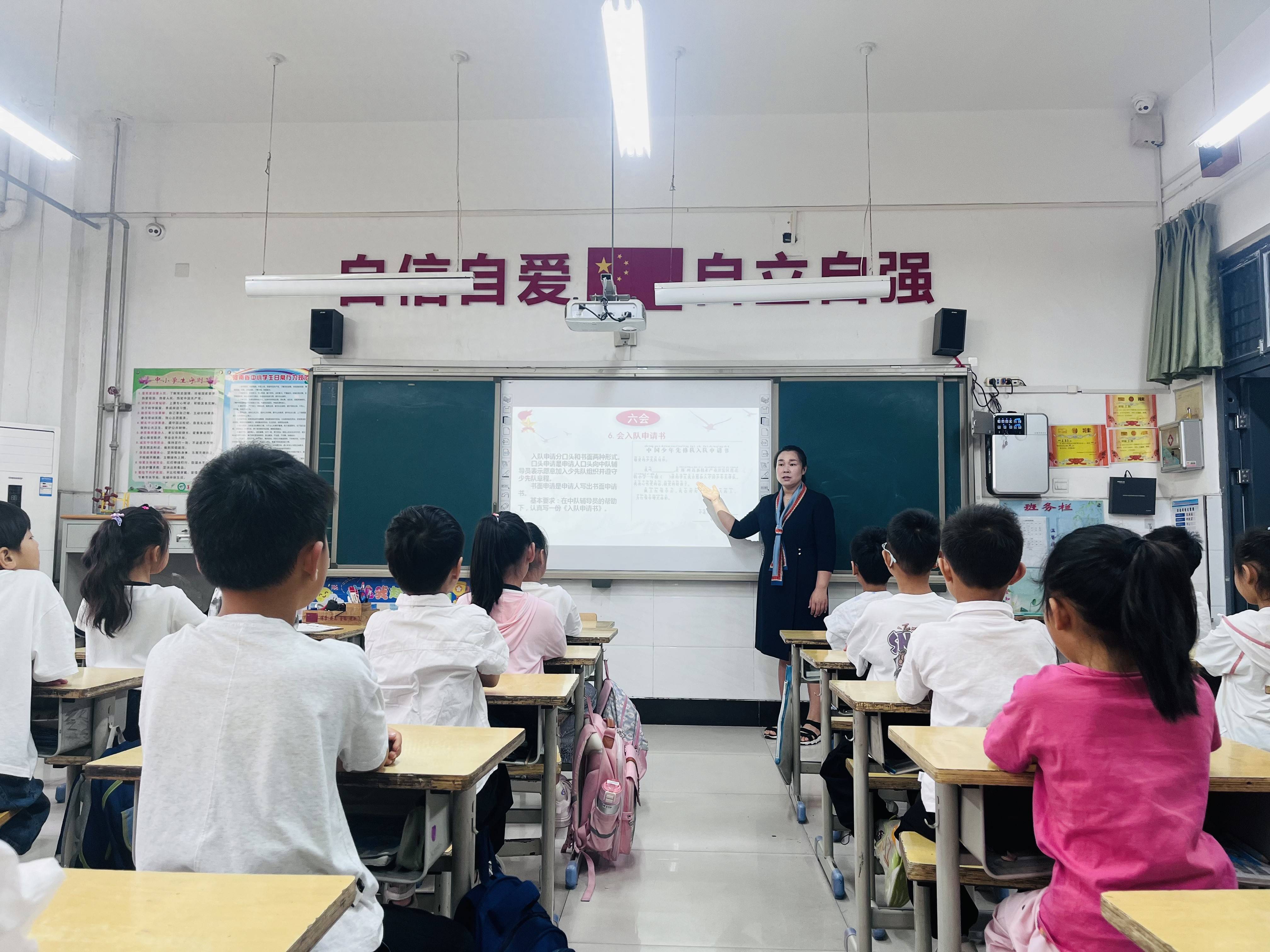 鄭州高新區蓮花街小學喜迎新隊員